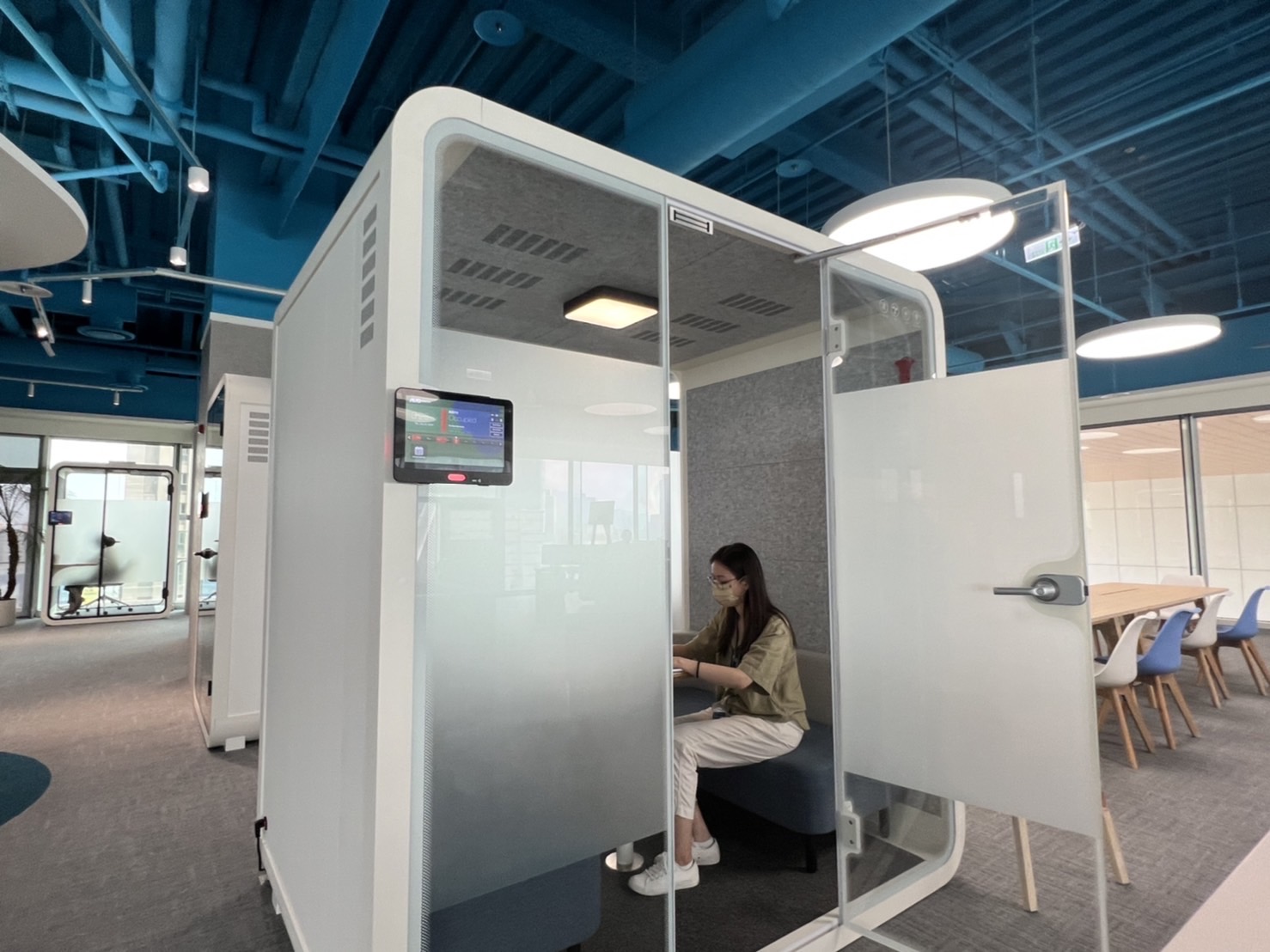 asiagame高雄據點的智慧行動辦公艙，展現asiagame在面板以外的研發應用軟實力