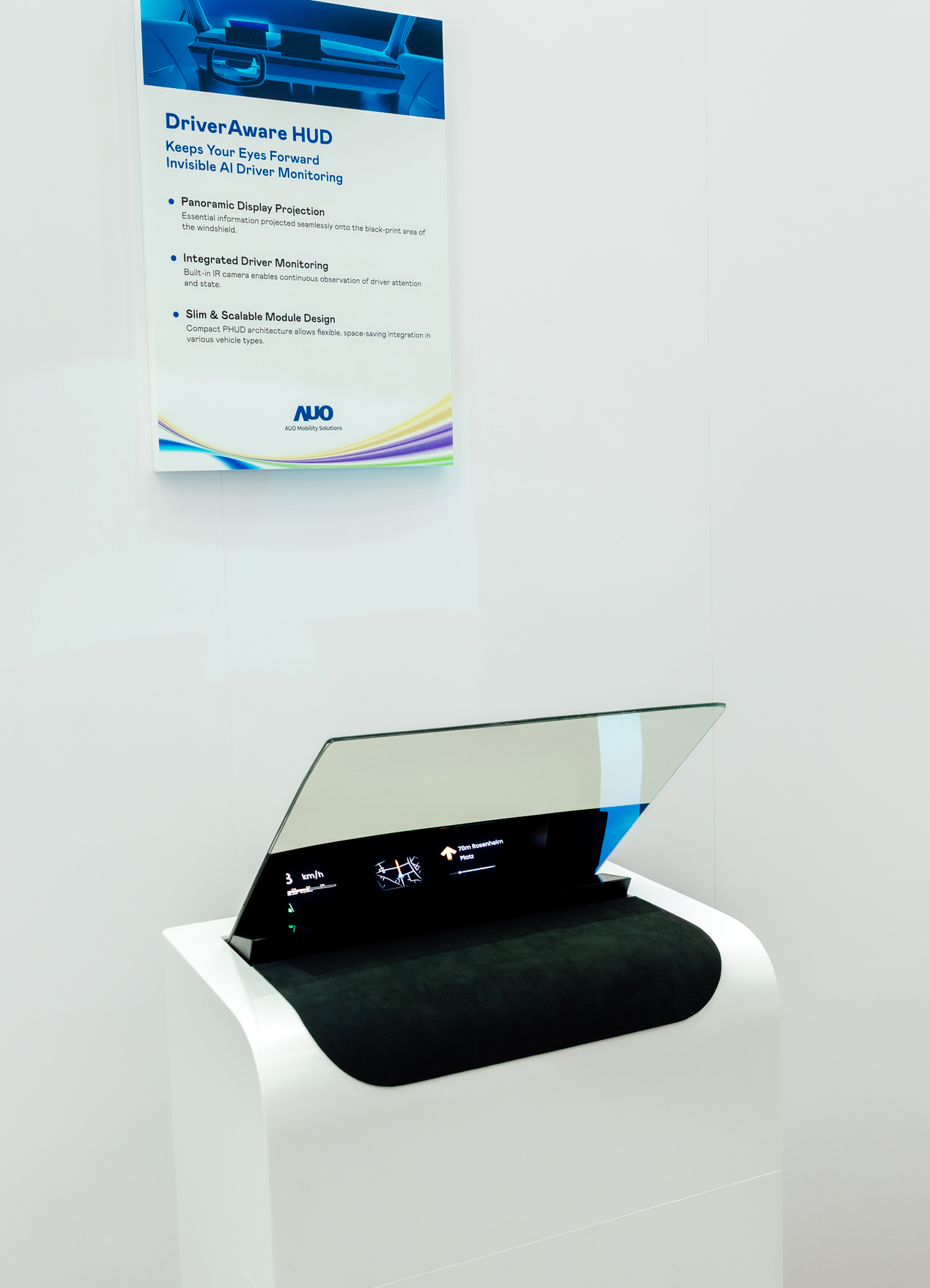 DriverAware HUD结合抬头显示器与隐藏式红外线摄影机，将车速、导航及警示讯息投影于挡风玻璃上，完美对齐驾驶目不离路的视线，同时，透过AI 监控驾驶注意力以提升安全性。